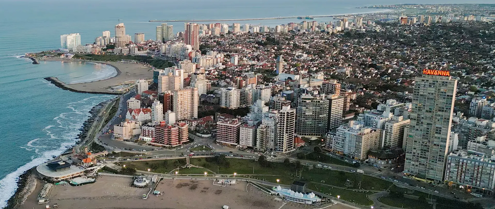 Vista aérea real de Playa Grande y la costa de Mar del Plata, entorno de Domani Vista